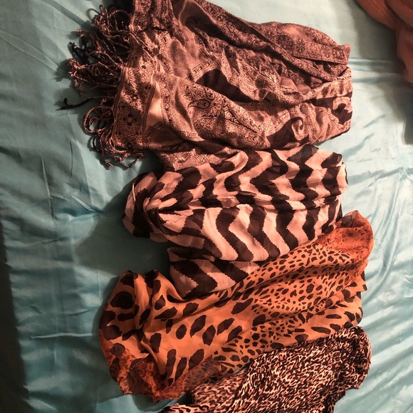 SCARVES - Picture 6 of 8